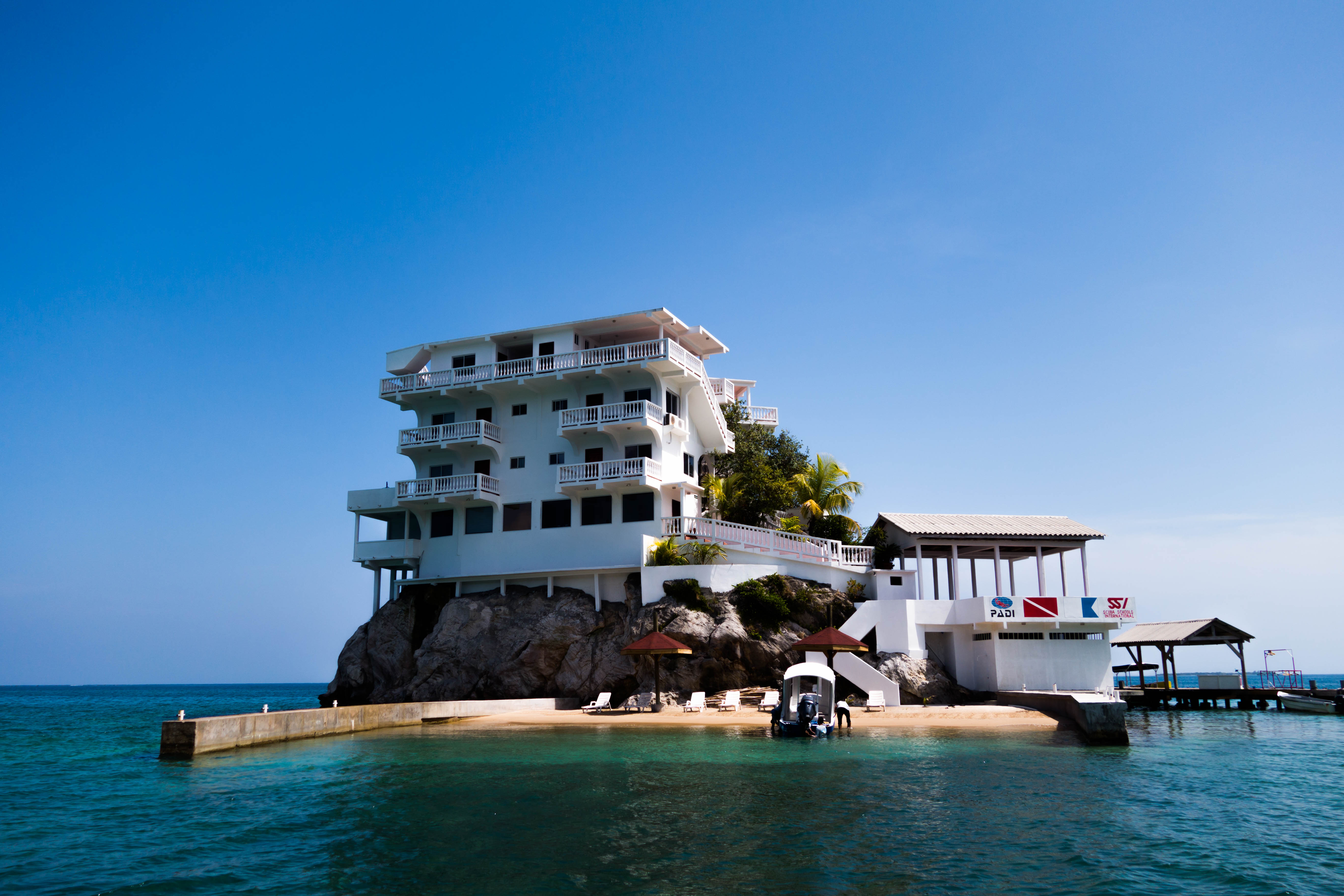 Welcome to Roatan Slide 2